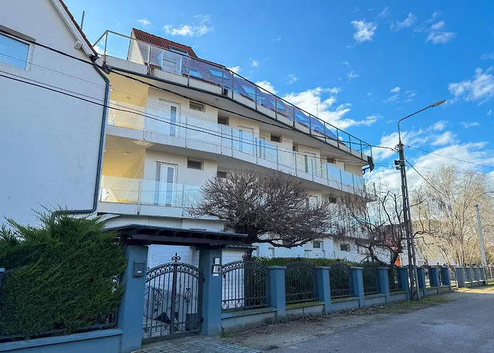 Golden Coast Daire *